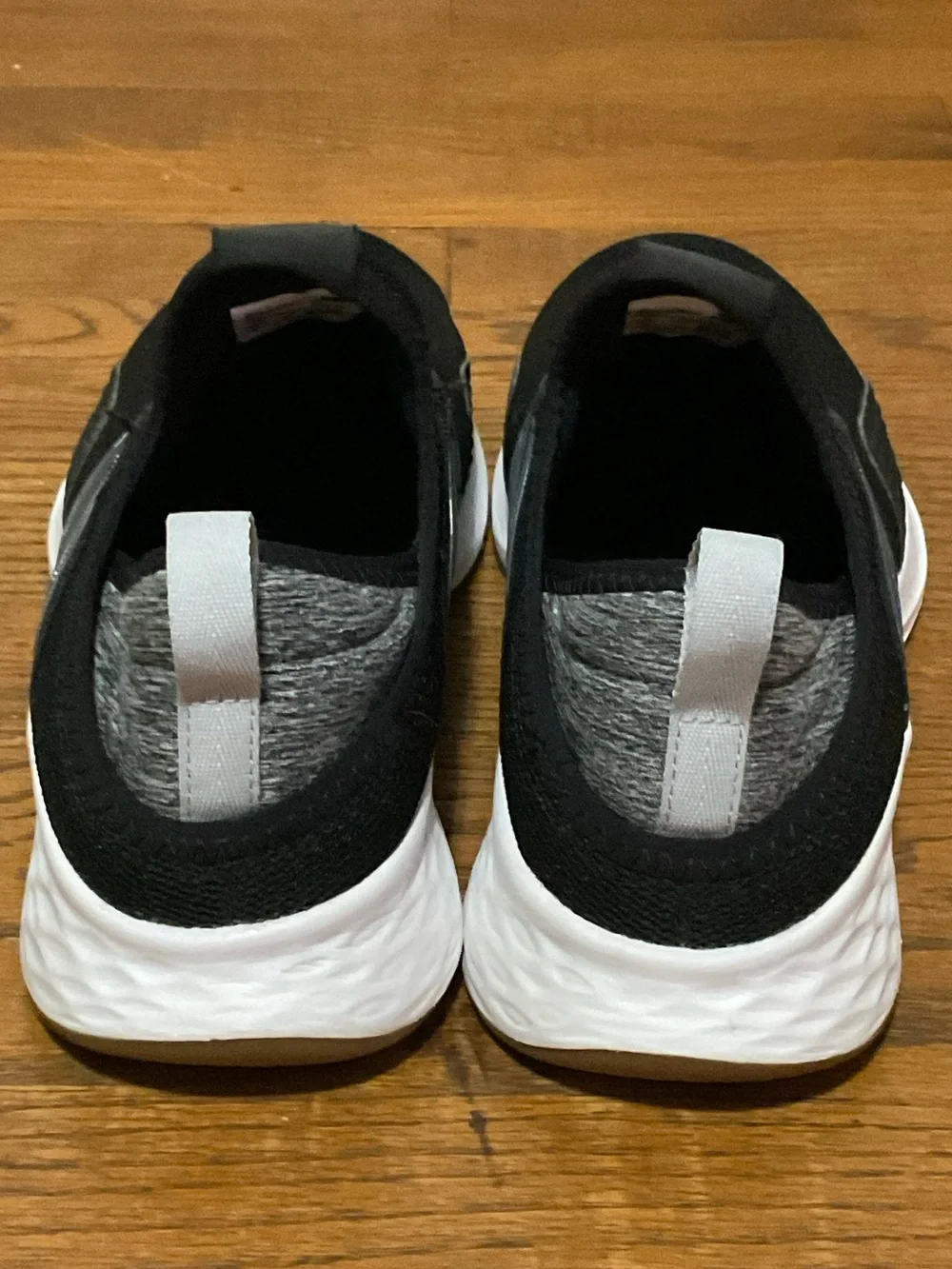 NEW BALANCE BLACK/WHITE ROAV DECON FRESH FOAM SNEAKER.LIKE NEW! MEN’S 10.